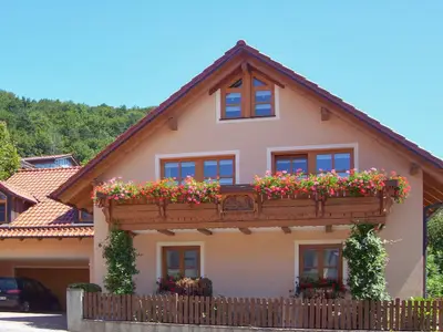 Außenseite Ferienhaus [Sommer]