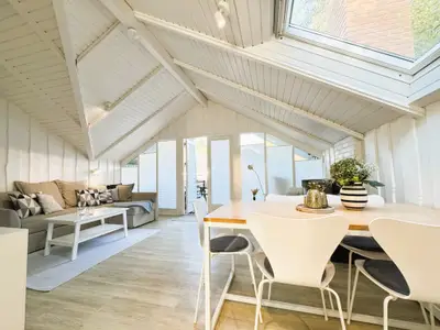 Wohnbereich mit Essplatz, Couchecke, Kamin und TV