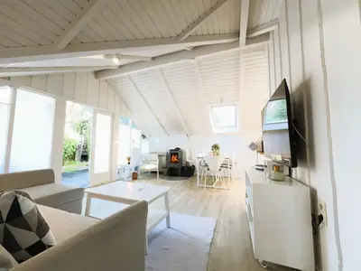 Wohnbereich mit Essplatz, Couchecke, Kamin und TV