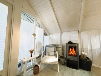 Wohnbereich mit Essplatz, Couchecke, Kamin und TV