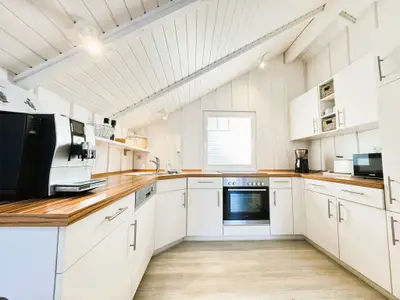 Offene Wohnküche mit Jura-Kaffeemaschine