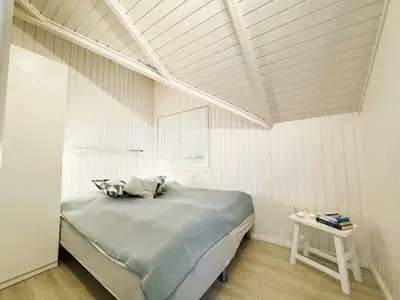 Schlafzimmer mit Doppelbett und Kleiderschrank