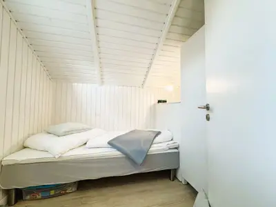 Schlafzimmer mit 1 Einzelbett (90 x 200 cm)