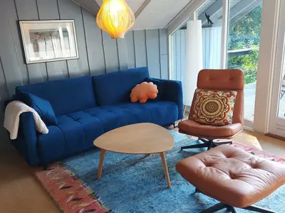 Wohnzimmer mit Blick in den Garten und Kamin