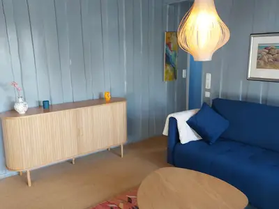 Wohnzimmer mit Blick in den Garten und Kamin