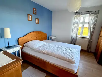 Geräumiges Schlafzimmer mit schönem Ausblick auf die Felder