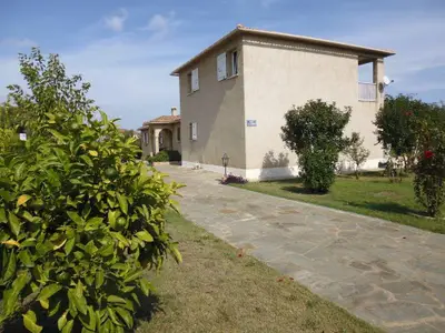 Einfahrt zum Haus, mit elektrischem Einfahrtstor und das gesamte Grundstück eingesäunt