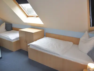 Schlafzimmer mit zwei Einzelbetten