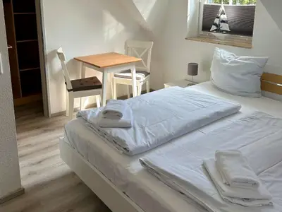 Schlafzimmer mit Doppelbett