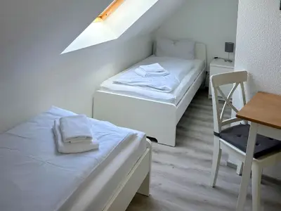 Schlafzimmer mit zwei Einzelbetten