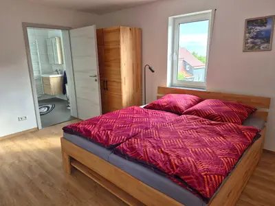 Schlafzimmer mit Zugang zum Badezimmer