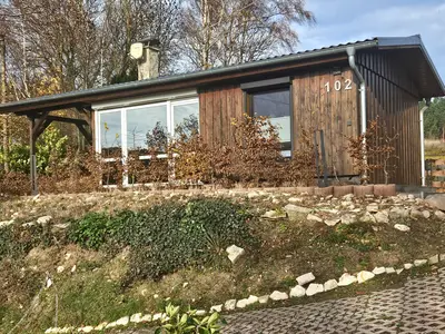 Ferienhaus in Schmerbach vor Waldkulisse