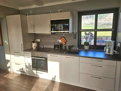 Neue, moderne Küchenzeile mit offenen Wohnbereich