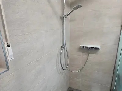 Badezimmer mit ebenerdiger Dusche