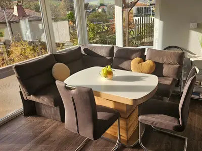 Gemütliche Sitzecke mit höhenverstellbarem Tisch