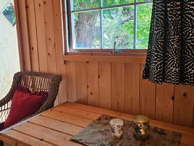 Aussenbadezimmer zwischen Haupthaus und Gaestehaus