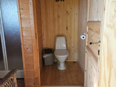 Badehaus Aussen zwischen Haupt und Gaestehaus