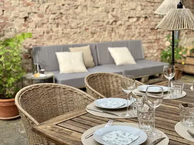 Privater Innenhof mit Esstisch und Lounge