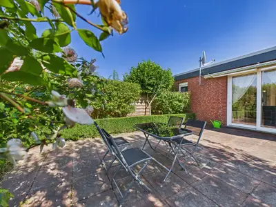 Blick vom Garten zum Bungalow