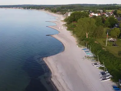 Genießen Sie den perfekten Tag am traumhaften Strand mit kristallklarem Wasser.