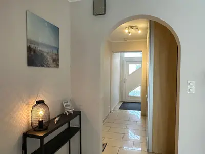 Willkommen im stilvollen Flur mit eleganter Beleuchtung.