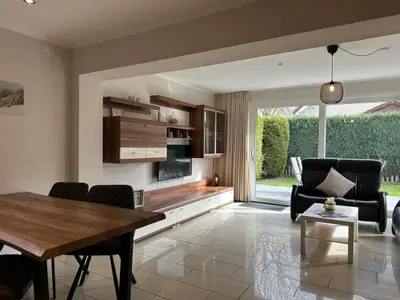 Gemütliches Wohnzimmer mit moderner Ausstattung. Ideal zum Entspannen oder Essen.