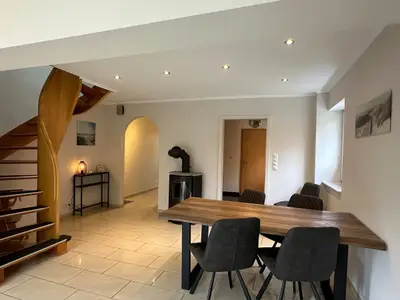 Entspannen Sie sich in diesem stilvollen Wohnraum mit modernem Design.