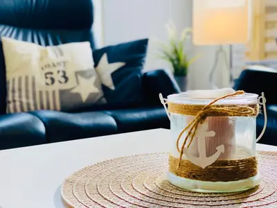 Genießen Sie entspannte Stunden in diesem stilvollen Wohnzimmer.