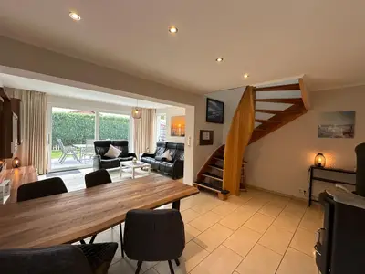 Einladender Wohnbereich ideal für gesellige Abende.