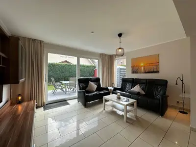 Gemütliches Wohnzimmer in modernem Design mit direktem Zugang zur Terrasse.