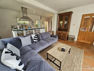 Entspannen Sie in diesem stilvollen Wohnzimmer mit modernem Flair und gemütlicher Ausstattung.