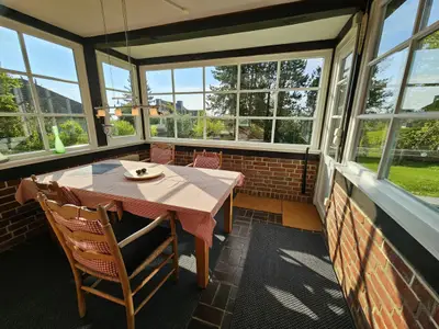 Genießen Sie entspannte Stunden in diesem hellen Essbereich mit Ausblick!