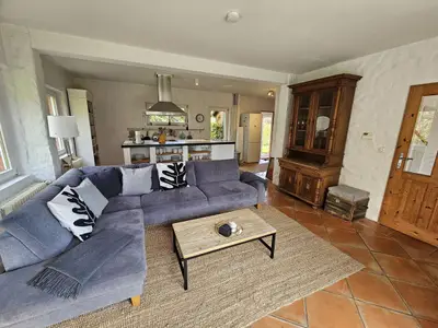 Entspannen Sie in diesem einladenden Wohnzimmer mit stilvollem Sofa!