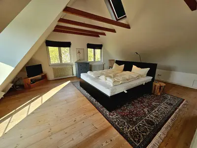 Erleben Sie Komfort in diesem stilvollen Schlafzimmer mit herrlichem Dachfensterlicht.