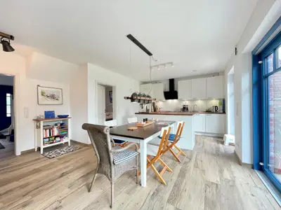 Entdecken Sie die stilvolle Küche mit einem einladenden Essbereich, perfekt für gesellige Abende!