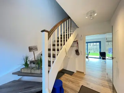 Willkommen im einladenden Eingangsbereich mit direktem Zugang zum modernen Wohnzimmer!