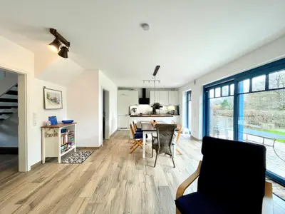 Moderne, lichtdurchflutete Küche für Ihre Genussmomente.