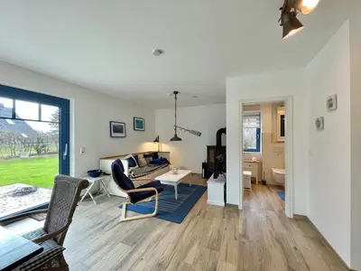 Genießen Sie entspannte Stunden in diesem freundlichen Wohnbereich mit direktem Zugang zur Terrasse.