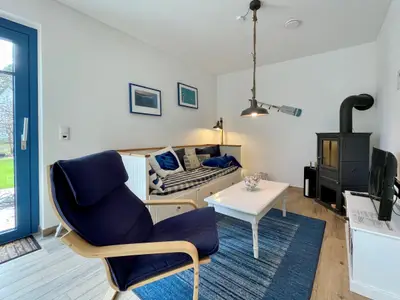 Entspannen Sie in diesem stilvollen Wohnzimmer mit Kamin und bequemem Sofa.