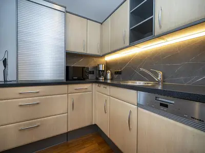 Küche mit Mikrowelle, Spülmaschine, Backofen