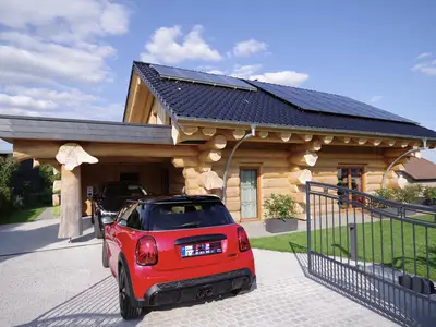 Westseite mit Einfahrt