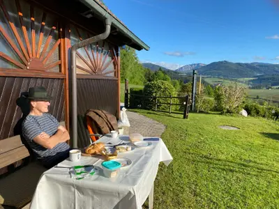 Frühstück mit Blick auf die rote Wand