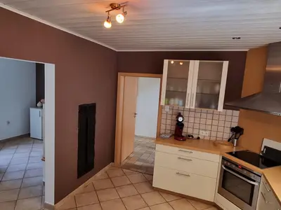 Küche mit anschließendem Essbereich