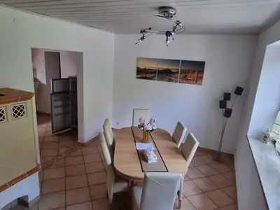 Essbereich mit Kachelofen