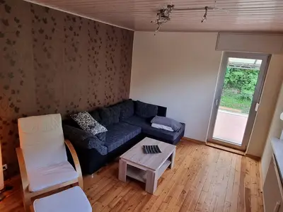 Wohnzimmer mit Zugang zur Terrasse