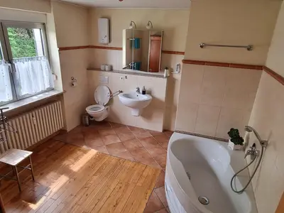 Badezimmer mit Eckbadewanne und Dusche