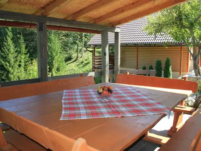 Überdachte Terrasse für Mahlzeiten im Freien