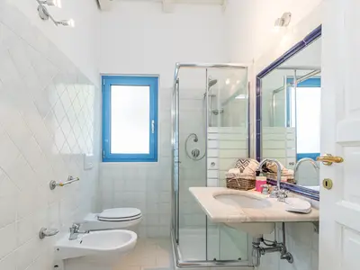 Badezimmer mit Dusche