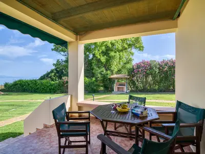 Essbereich auf der Veranda mit herrlicher Aussicht