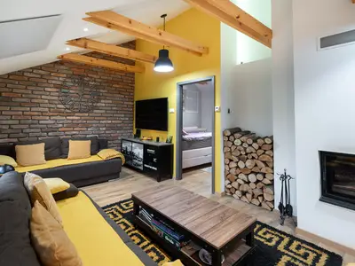 Gemütliches Wohnzimmer mit Sofas und Innenkamin